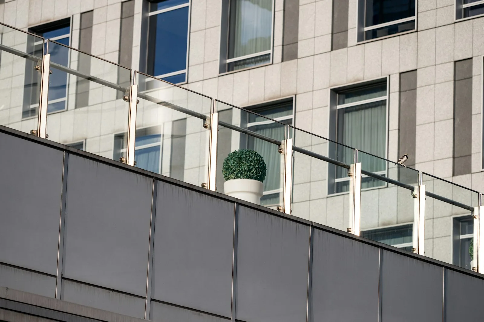 Paslanmaz dikmeli cam balkon korkuluğu