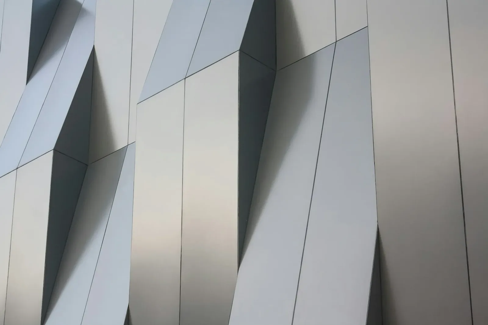 Metal panellerle kaplanmış cephe