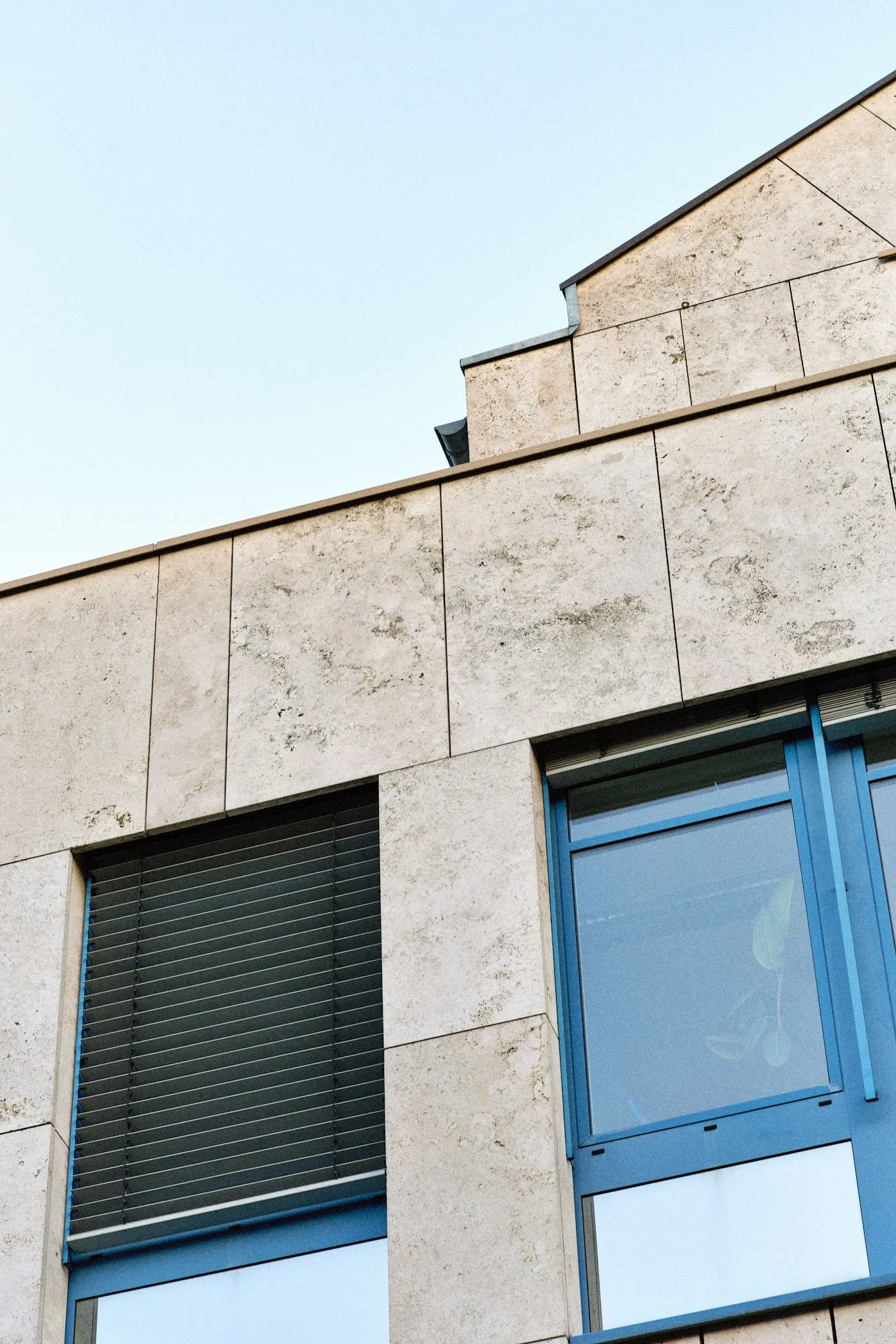 Taş görünümlü panellerle kaplı cephe