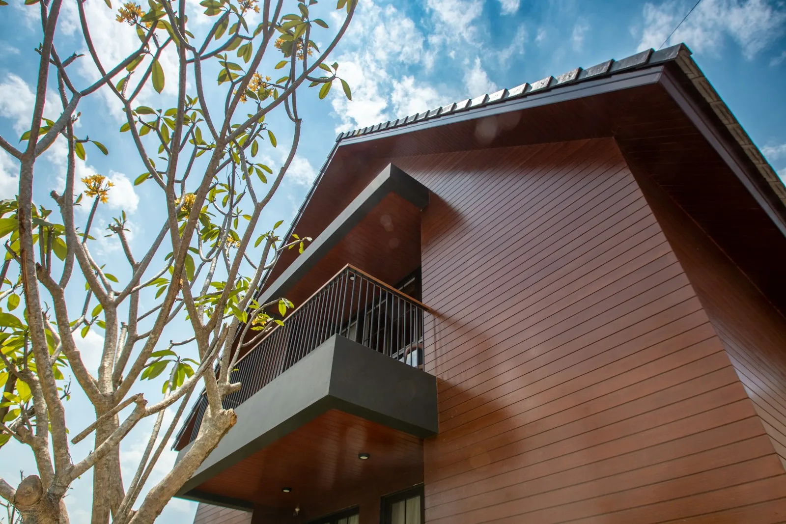 Ahşap görünümlü panellerle kaplı cephe ve balkon